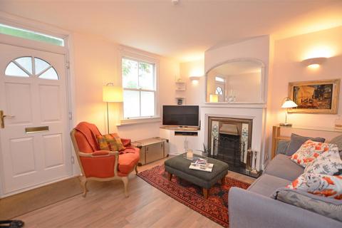 3 bedroom terraced house to rent, Bell Road, East Molesey