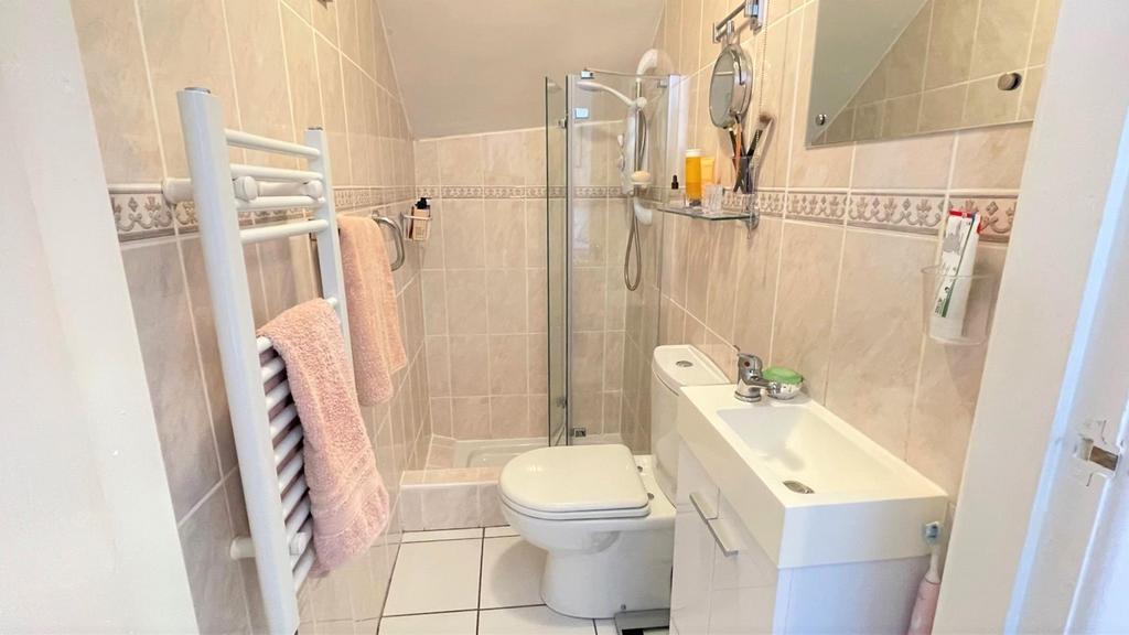 Tiled 3 piece shower room en suite