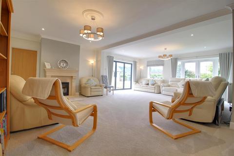 The Villa Winnycroft Lane, Matson, Gloucester, GL4 6EG