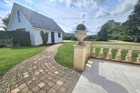 The Villa Winnycroft Lane, Matson, Gloucester, GL4 6EG