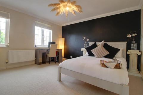 The Villa Winnycroft Lane, Matson, Gloucester, GL4 6EG