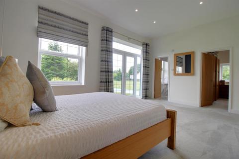The Villa Winnycroft Lane, Matson, Gloucester, GL4 6EG