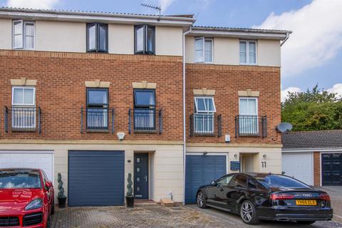 3 bedroom terraced house for sale, Mill View, Wakefield WF2