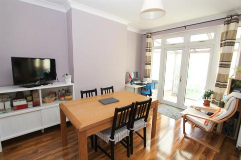 18 Gomshall Avenue, Wallington, SM6 8NY