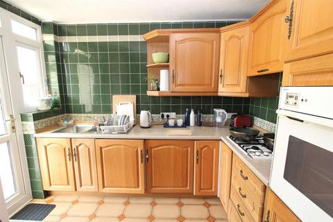 18 Gomshall Avenue, Wallington, SM6 8NY