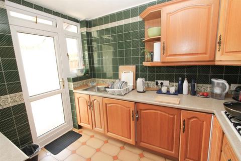 18 Gomshall Avenue, Wallington, SM6 8NY