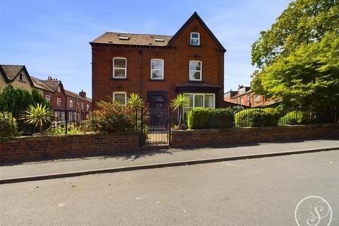 6 bedroom end of terrace house for sale, Hall Lane, Leeds