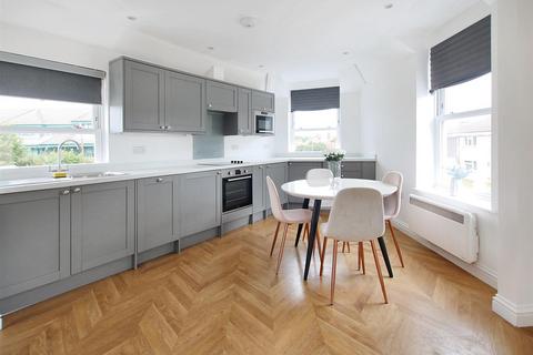 Flat B, Oakwood House Oak Road, Leatherhead, KT22 7UU