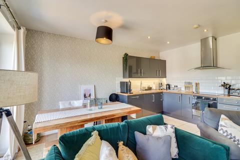 2 bedroom flat for sale, Town Square, Kerry Garth, Horsforth, Leeds, LS18