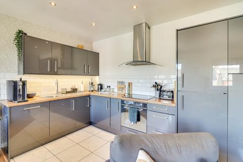 2 bedroom flat for sale, Town Square, Kerry Garth, Horsforth, Leeds, LS18