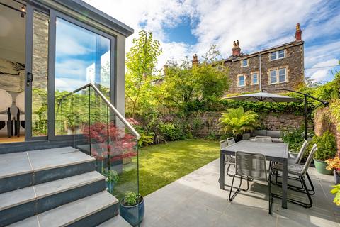 13 Manilla Road, Bristol, BS8 4EB