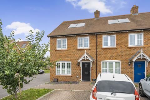 3 bedroom terraced house for sale, Kinloch Road, Tadworth KT20