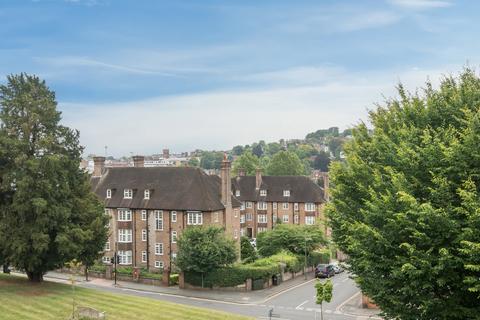 3 bedroom flat to rent, Rookwood Court, Guildford, GU2