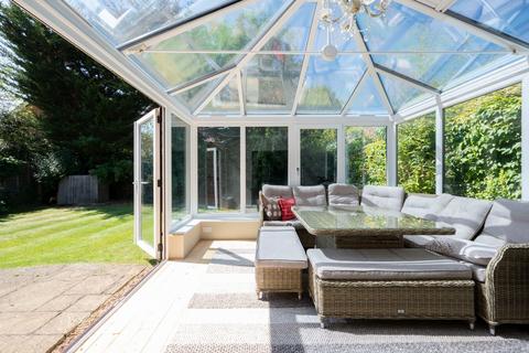 20 Staniland Drive, Weybridge, KT13 0XN