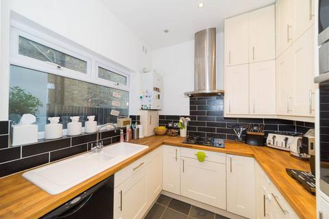 2 bedroom flat for sale, Cavendish Road, Clapham South, London, SW12