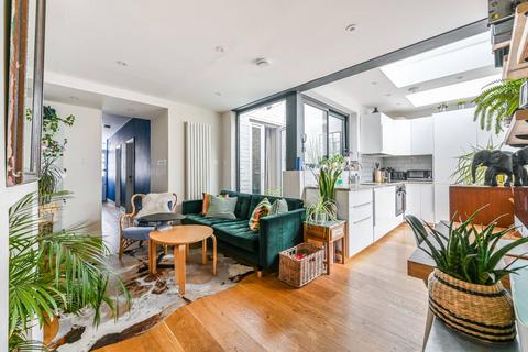 3 bedroom flat for sale, Queenstown Road, Battersea, London, SW8