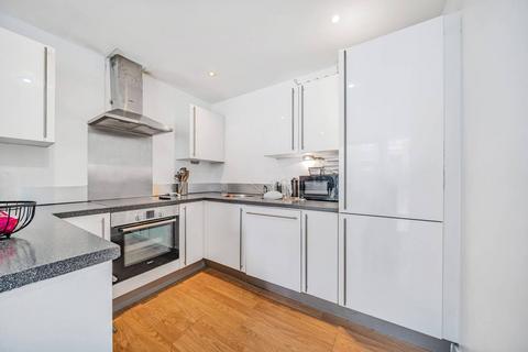 3 bedroom flat for sale, Latitude Court, Gallions Reach, London, E16