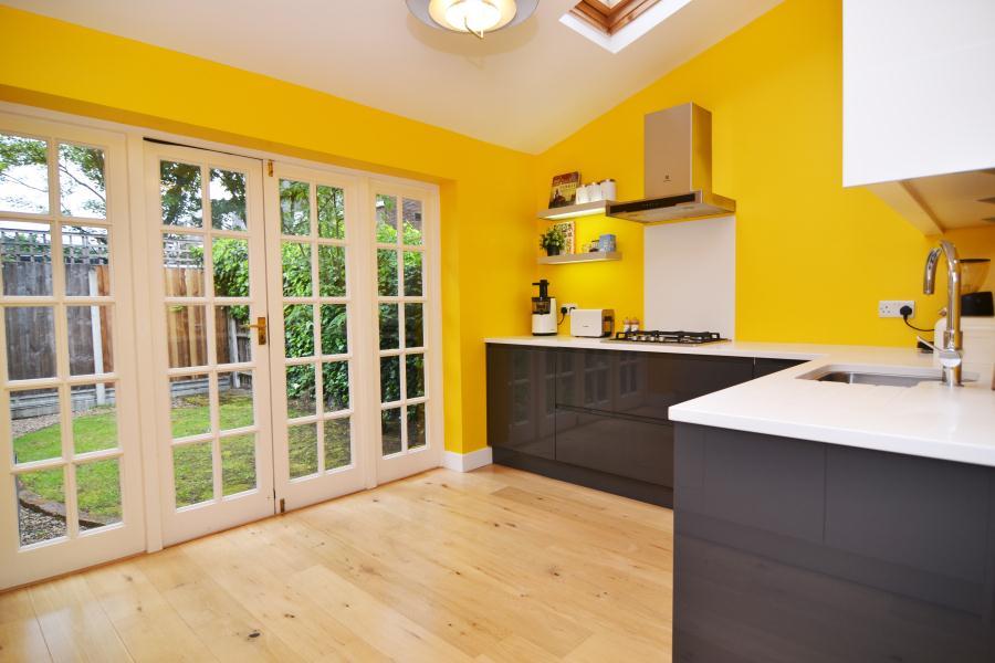 Knowle Road, Twickenham,TW2 3 bed terraced house £1,950 pcm (£450 pw)