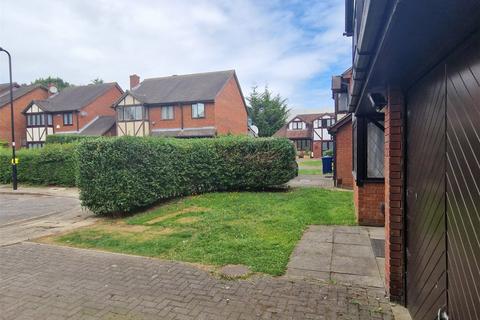 3 bedroom detached house to rent, Groveside Close, West Acton, London, W3