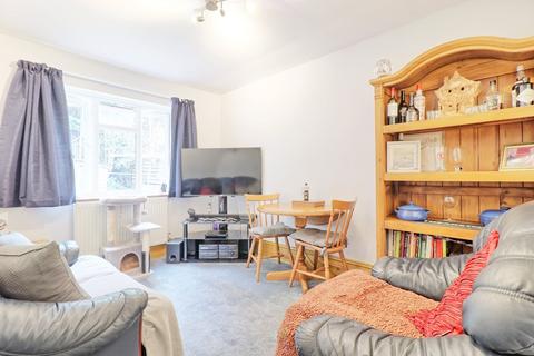 2 bedroom flat for sale, Saint Charles Road, Brentwood, Essex CM14