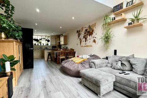 4 bedroom end of terrace house for sale, Pavilion Mews, Folkestone, Kent CT19 5RL