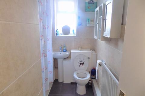 2 bedroom flat to rent, The Larches, Luton, Bedfordshire