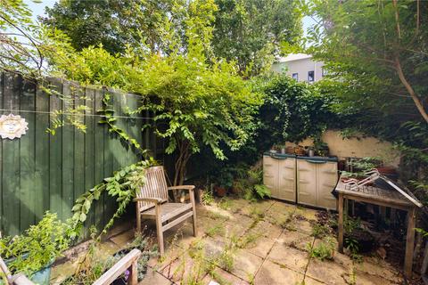 8 Evans Close, London, E8 3TD