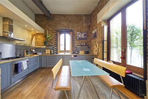 2 bedroom flat to rent, Parkgate Road, SW11