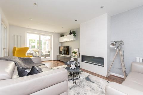 2 Rowmarsh Close, Northfleet, Gravesend, DA11 8NF