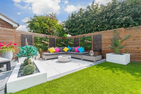 2 Rowmarsh Close, Northfleet, Gravesend, DA11 8NF