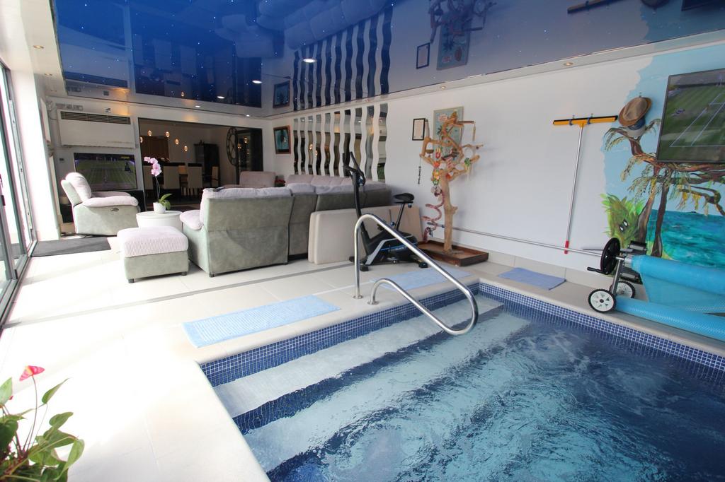 Lifestyle Room with Pool