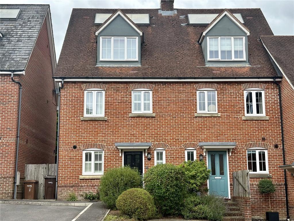 St. Andrews Close, Haslemere, Surrey... 3 bed semi-detached house - £ ...