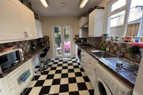 4 bedroom property to rent, London SW17