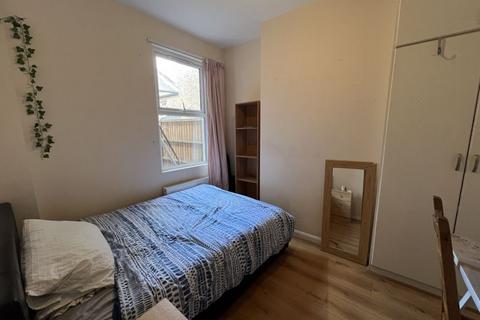 4 bedroom property to rent, London SW17