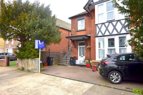 2 bedroom maisonette to rent, Beaconsfield Road, Clacton-on-Sea, CO15