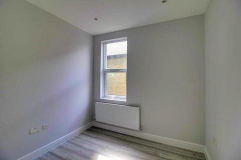 2 bedroom flat to rent, High Street, Southend on Sea, Essex, SS1 1LL
