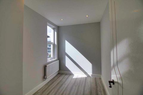 2 bedroom flat to rent, High Street, Southend on Sea, Essex, SS1 1LL