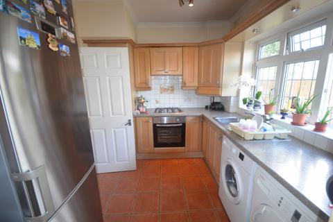 3 bedroom terraced house to rent, Tomswood Hill, IG6 2QJ