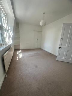 3 bedroom flat to rent, Sandycombe Road, Richmond