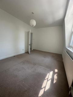 3 bedroom flat to rent, Sandycombe Road, Richmond