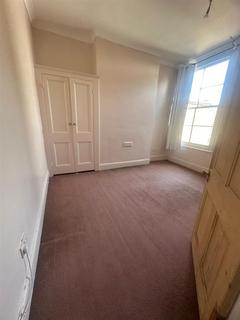 3 bedroom flat to rent, Sandycombe Road, Richmond