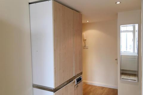 Studio to rent, Courtfield Gardens, London SW5