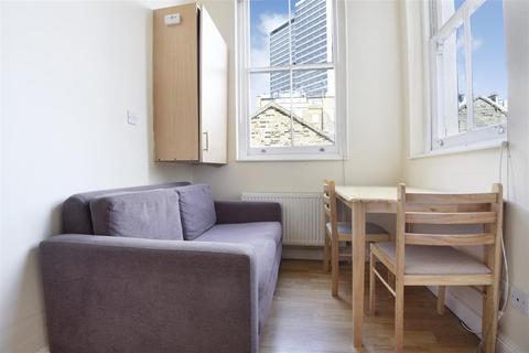 Studio to rent, Courtfield Gardens, London SW5