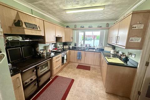 3 bedroom detached bungalow for sale, Llanybydder