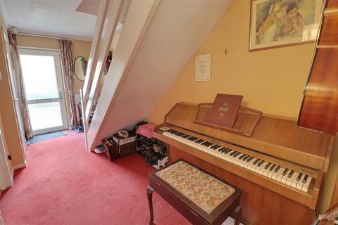 87 Unwin Road, Cheltenham, GL51 6TN