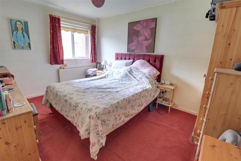 87 Unwin Road, Cheltenham, GL51 6TN