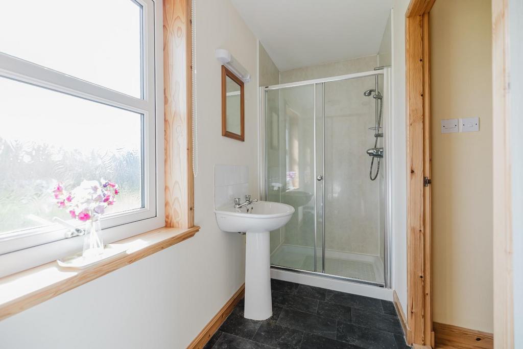 6. En-Suite B.jpg