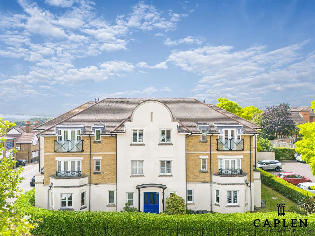 Roding Lane, Buckhurst Hill 2 bed ground floor flat for sale - £425,000