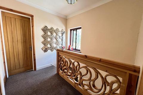 3 bedroom end of terrace house for sale, Dawlish Drive, Seven Kings