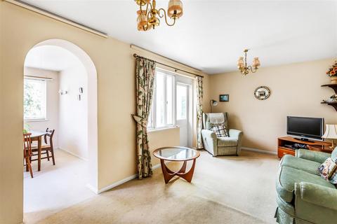 6 Crispin Close, Ashtead, KT21 1LG